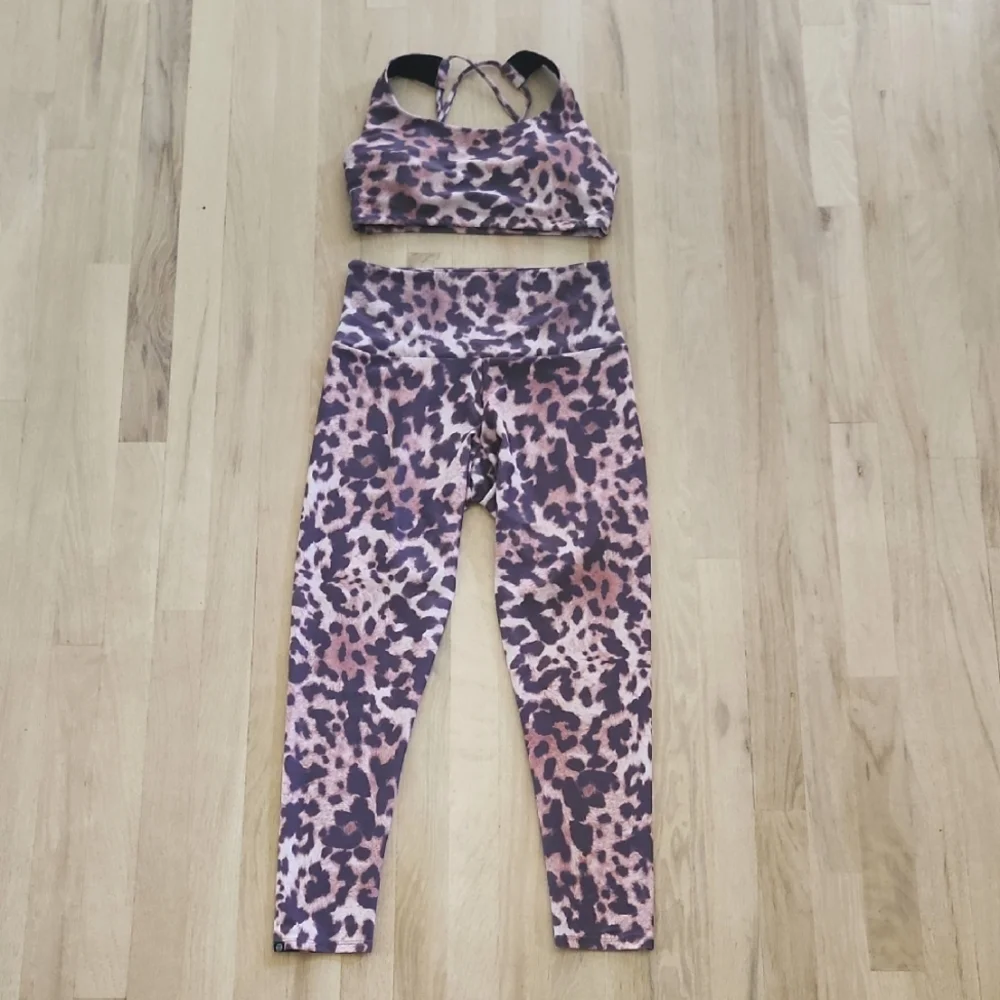 Onzie Active Womens Leopard Print Sports Bra and Leggings Yoga Set M And L